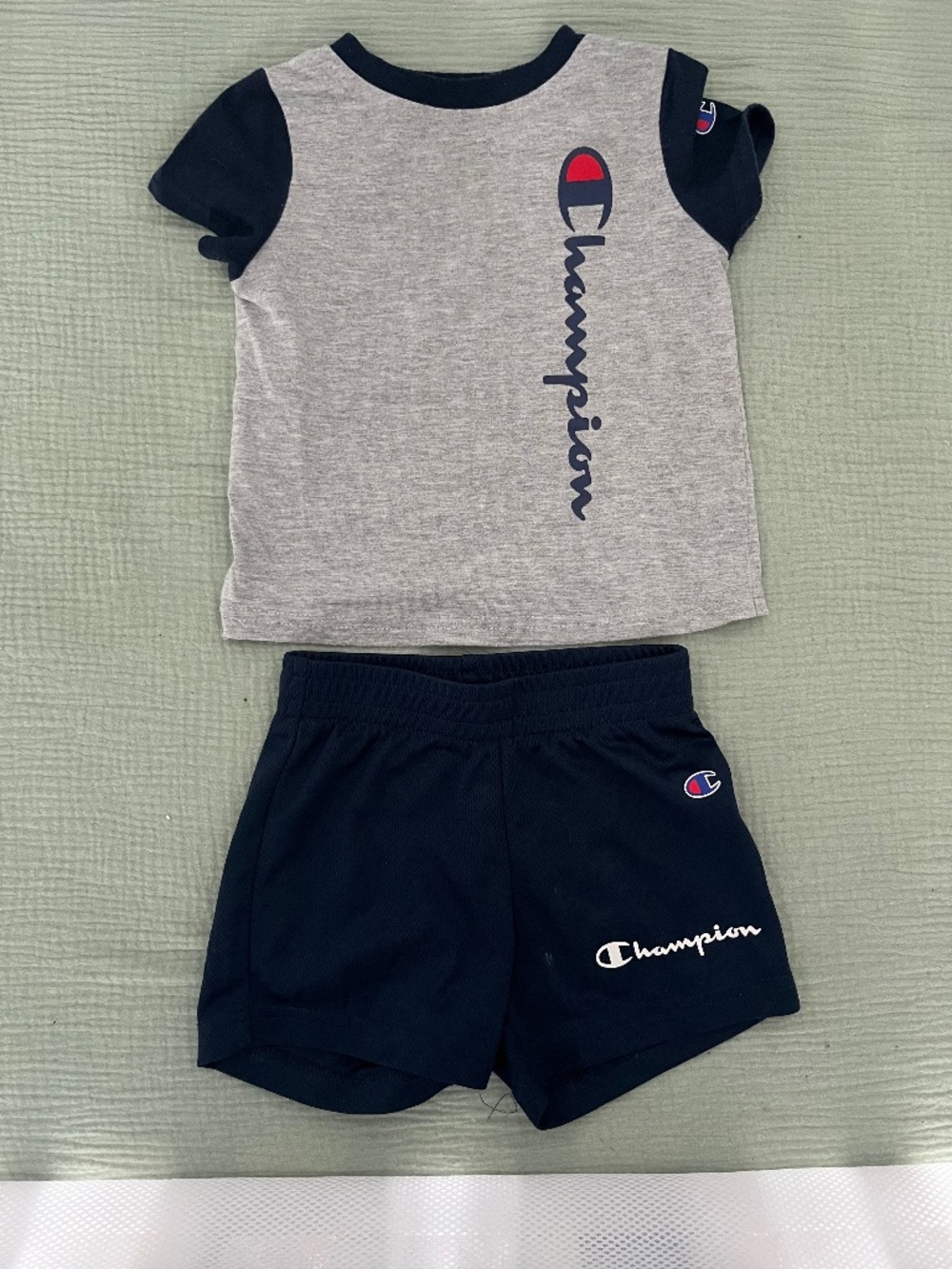 Champion shorts and Tshirt set baby boys (18M)